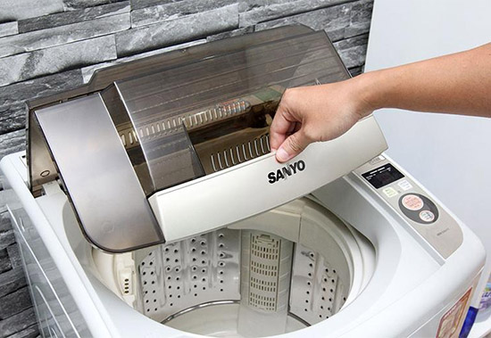 Vệ sinh máy giặt cửa trên đơn giản