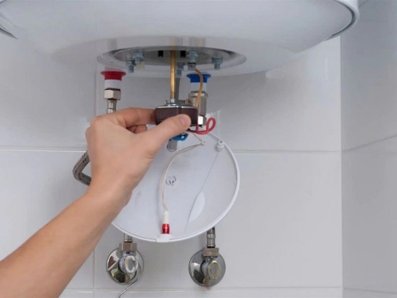 Bạn hãy thử gạt nhẹ cần này lên để kiểm tra dòng chảy của bình nóng lạnh