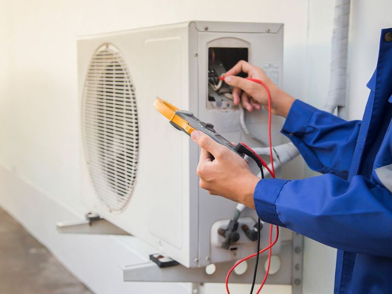 Thợ điện lạnh giỏi ngoài việc hiểu được cách sửa thì còn biết "bắt đúng bệnh" thiết bị trong thời gian ngắn